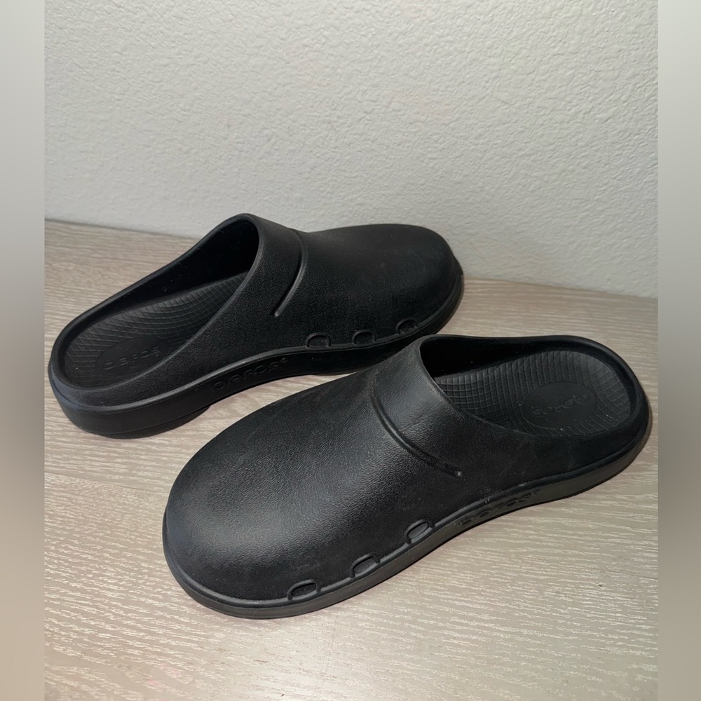 OOFOS Black Clogs - Picture 10 of 10